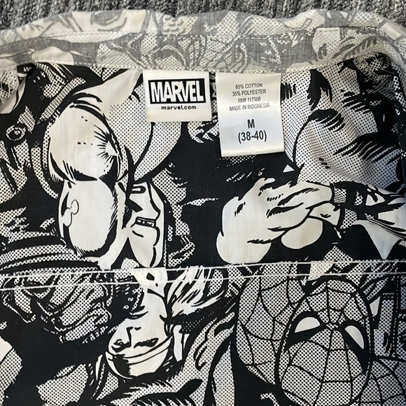 Marvel, grayscale button up T-shirt with print inside and out size medium - Picture 2 of 3